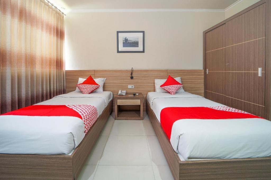 Oyo 235 Maumu Hotel & Lounge Surabaya Exterior photo