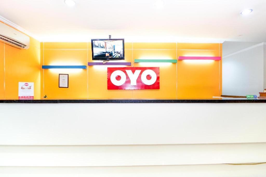 Oyo 235 Maumu Hotel & Lounge Surabaya Exterior photo