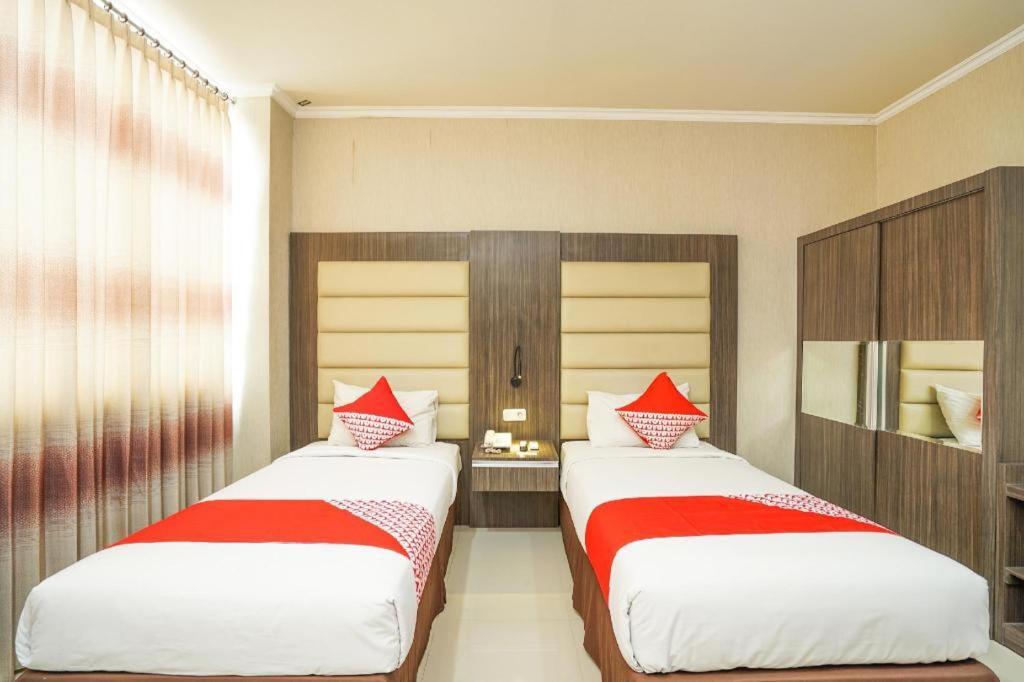 Oyo 235 Maumu Hotel & Lounge Surabaya Exterior photo