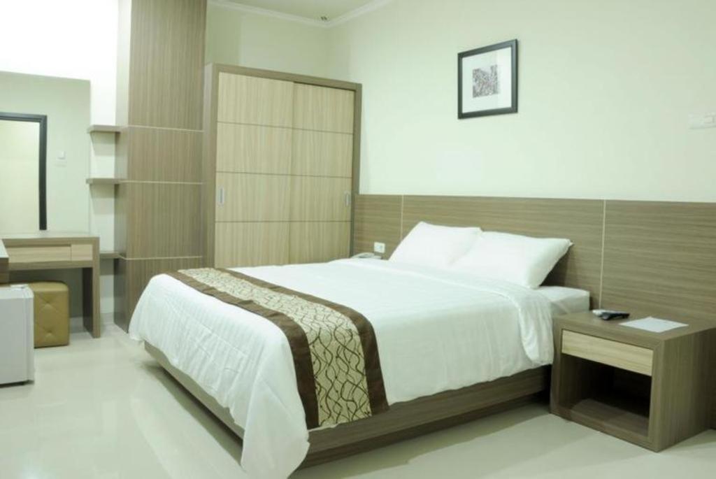 Oyo 235 Maumu Hotel & Lounge Surabaya Exterior photo