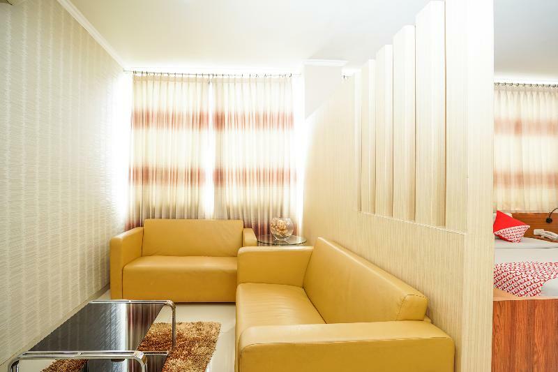 Oyo 235 Maumu Hotel & Lounge Surabaya Exterior photo