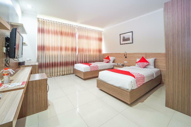 Oyo 235 Maumu Hotel & Lounge Surabaya Exterior photo