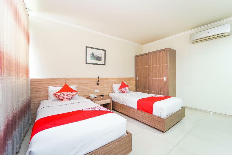 Oyo 235 Maumu Hotel & Lounge Surabaya Exterior photo